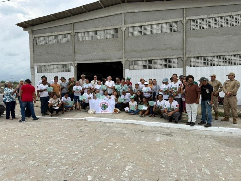 Agricultores de Acauã recebem certificado de produção orgânica de algodão