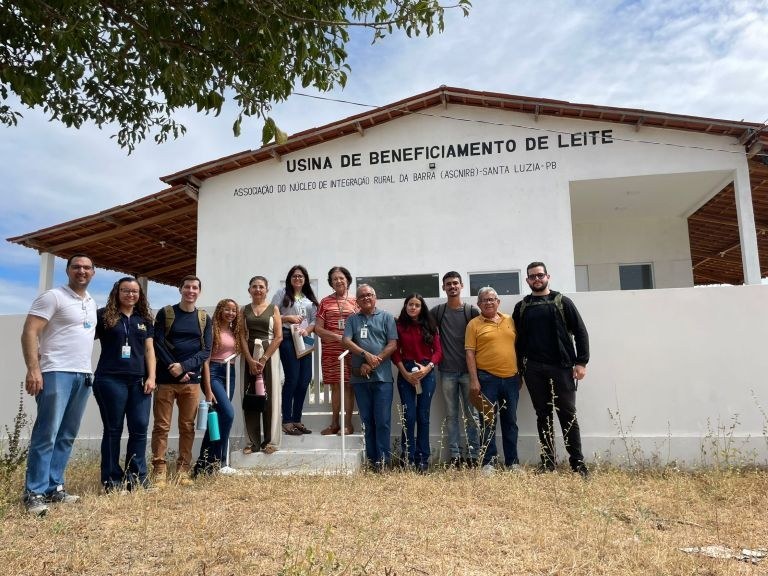 Alunos de Veterinária da UFCG conhecem a produção de leite em Santa Luzia