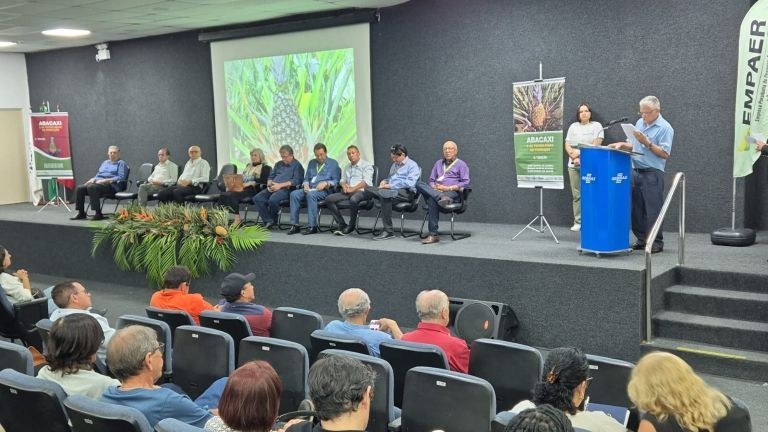 Livro com pesquisas sobre a cultura do abacaxi é lançado pela Empaer